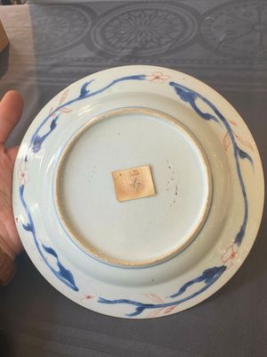 Een paar Chinese famille rose borden met een haan, Yongzheng — foto 10