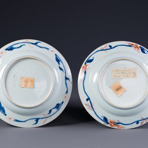 Een paar Chinese famille rose borden met een haan, Yongzheng — foto 2
