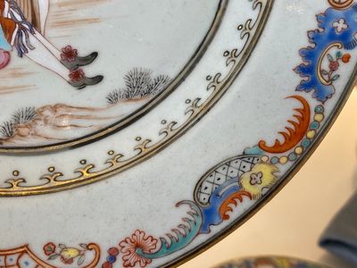 Een paar Chinese famille rose borden met een muzikant die speelt voor een koppel, Qianlong — foto 7