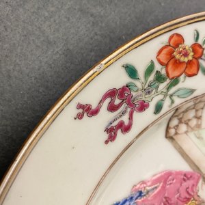 Een paar Chinese famille rose borden met een zogende vrouw, Yongzheng — foto 3