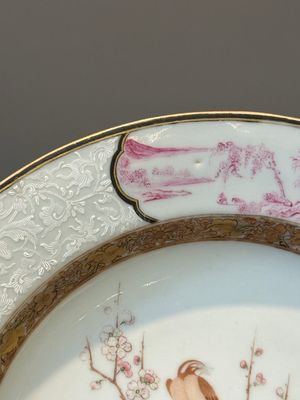 Een paar Chinese famille rose borden met eksters bij pioenbloesems met bianco-sopra-bianco randen, Yongzheng — foto 15