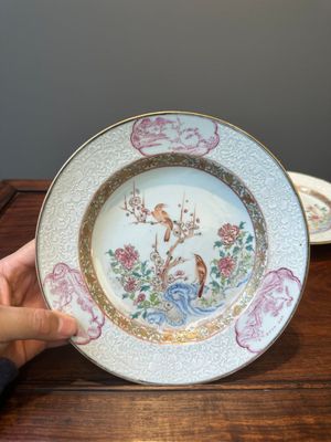 Een paar Chinese famille rose borden met eksters bij pioenbloesems met bianco-sopra-bianco randen, Yongzheng — foto 2