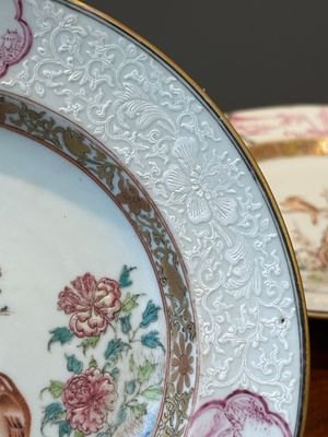 Een paar Chinese famille rose borden met eksters bij pioenbloesems met bianco-sopra-bianco randen, Yongzheng — foto 4