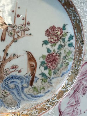 Een paar Chinese famille rose borden met eksters bij pioenbloesems met bianco-sopra-bianco randen, Yongzheng — foto 5