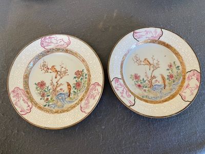 Een paar Chinese famille rose borden met eksters bij prunusbloesems met bianco-sopra-bianco randen, Yongzheng — foto 1