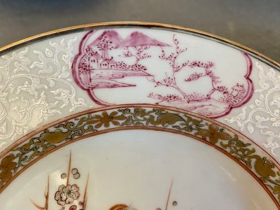 Een paar Chinese famille rose borden met eksters bij prunusbloesems met bianco-sopra-bianco randen, Yongzheng — foto 4