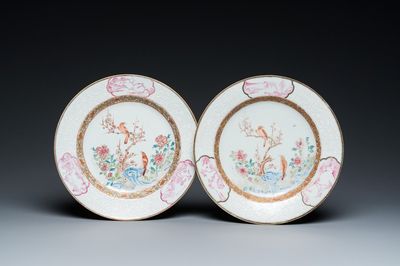 Een paar Chinese famille rose borden met eksters bij prunusbloesems met bianco-sopra-bianco randen, Yongzheng