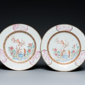 Een paar Chinese famille rose borden met eksters bij prunusbloesems met bianco-sopra-bianco randen, Yongzheng — foto 1