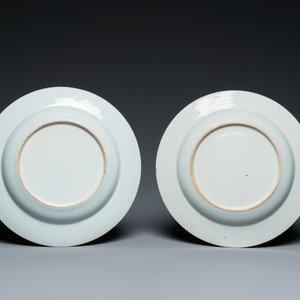 Een paar Chinese famille rose borden met eksters bij prunusbloesems met bianco-sopra-bianco randen, Yongzheng — foto 3