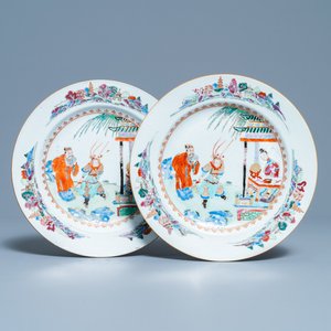 Een paar Chinese famille rose borden met figuren in een tuin, Yongzheng/Qianlong — foto 1