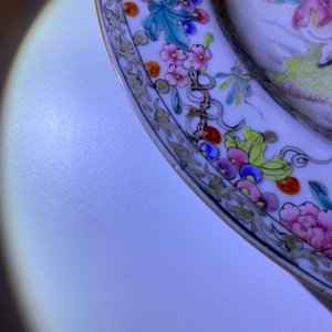 Een paar Chinese famille rose borden met figuren in een tuin, Yongzheng — foto 3