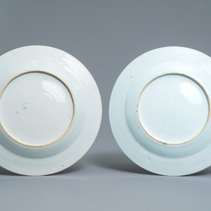 Een paar Chinese famille rose borden met fijn mandarijns decor, Qianlong — foto 2