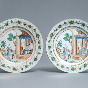 Een paar Chinese famille rose borden met fijn mandarijns decor, Qianlong — foto 1