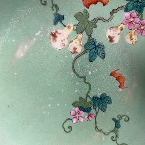 Een paar Chinese famille rose borden met groene sgraffiato fond, Qianlong merk en periode — foto 7