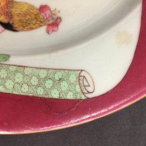 Een paar Chinese famille rose borden met hanen op een roze fondkleur, Yongzheng — foto 4