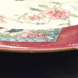 Een paar Chinese famille rose borden met hanen op een roze fondkleur, Yongzheng — foto 6