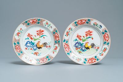 Een paar Chinese famille rose borden met hanen, Qianlong