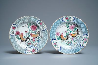 Een paar Chinese famille rose borden met hanen, Yongzheng