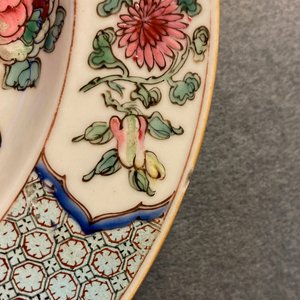 Een paar Chinese famille rose borden met hanen, Yongzheng — foto 3