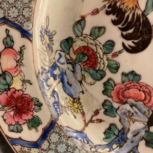 Een paar Chinese famille rose borden met hanen, Yongzheng — foto 5