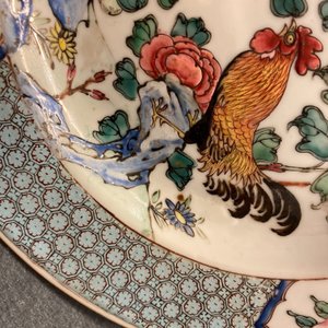 Een paar Chinese famille rose borden met hanen, Yongzheng — foto 6