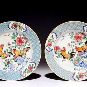 Een paar Chinese famille rose borden met hanen, Yongzheng — foto 1