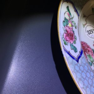 Een paar Chinese famille rose borden met hanen, Yongzheng — foto 11