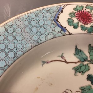 Een paar Chinese famille rose borden met hanen, Yongzheng — foto 4