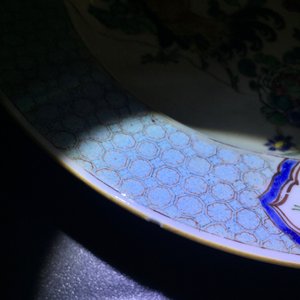 Een paar Chinese famille rose borden met hanen, Yongzheng — foto 10