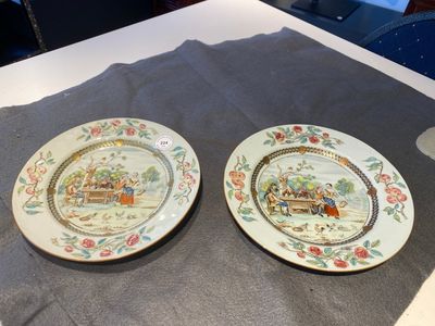 Een paar Chinese famille rose borden met kaartspelers in de stijl van schilder David Teniers II, Qianlong — foto 1