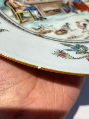 Een paar Chinese famille rose borden met kaartspelers in de stijl van schilder David Teniers II, Qianlong — foto 16