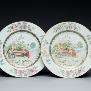 Een paar Chinese famille rose borden met kaartspelers in de stijl van schilder David Teniers II, Qianlong — foto 1