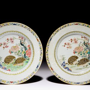 Een paar Chinese famille rose borden met kwartels, Yongzheng — foto 1