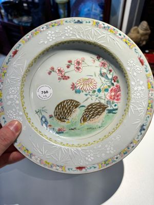 Een paar Chinese famille rose borden met kwartels, Yongzheng — foto 2