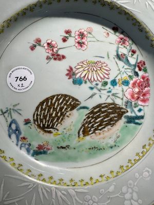 Een paar Chinese famille rose borden met kwartels, Yongzheng — foto 3