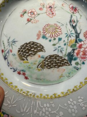 Een paar Chinese famille rose borden met kwartels, Yongzheng — foto 9