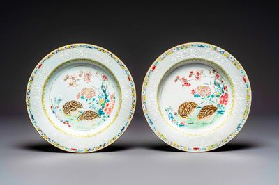 Een paar Chinese famille rose borden met kwartels, Yongzheng