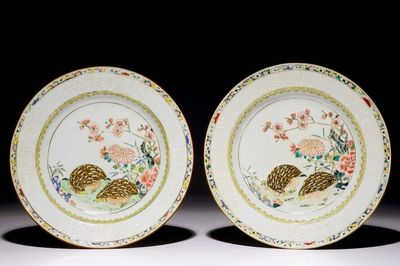 Een paar Chinese famille rose borden met kwartels, Yongzheng