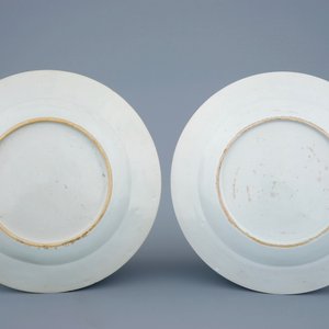 Een paar Chinese famille rose borden met mandarijns decor, Qianlong, 18e eeuw — foto 2