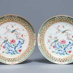 Een paar Chinese famille rose borden met opengewerkte rand, Qianlong — foto 1