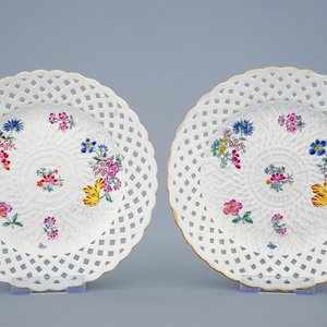 Een paar Chinese famille rose borden met opengewerkte randen en floraal decor, Qianlong, 18e eeuw — foto 1