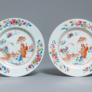 Een paar Chinese famille rose borden met 'Parasoldames' naar Cornelis Pronk, Qianlong — foto 2