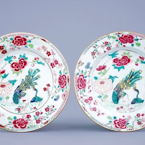 Een paar Chinese famille rose borden met phoenixen, Qianlong, ca. 1730-1740 — foto 1