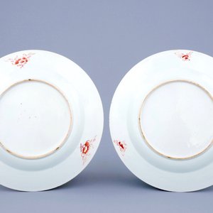 Een paar Chinese famille rose borden met phoenixen, Qianlong, ca. 1730-1740 — foto 2