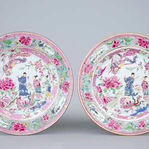 Een paar Chinese famille rose borden met phoenixen, Yongzheng/Qianlong, 18e eeuw — foto 1