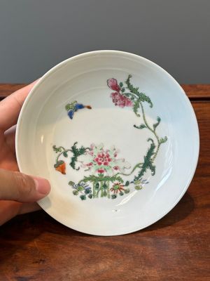 Een paar Chinese famille rose borden met pioenrozen en een vlinder, Yongzheng/Qianlong — foto 2