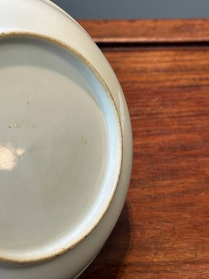 Een paar Chinese famille rose borden met pioenrozen en een vlinder, Yongzheng/Qianlong — foto 8