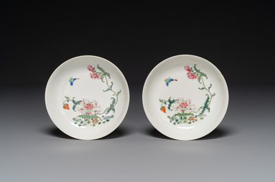 Een paar Chinese famille rose borden met pioenrozen en een vlinder, Yongzheng/Qianlong