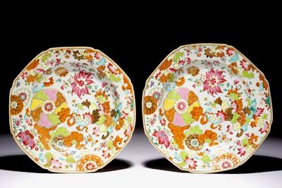 Een paar Chinese famille rose borden met pseudo-tabaksbladeren decor, Qianlong