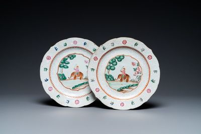 Een paar Chinese famille rose borden met ruiters op olifanten voor de Indische markt, Qianlong